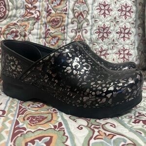 Dansko Size 37 (US 7) Pewter Leopard Print Clogs